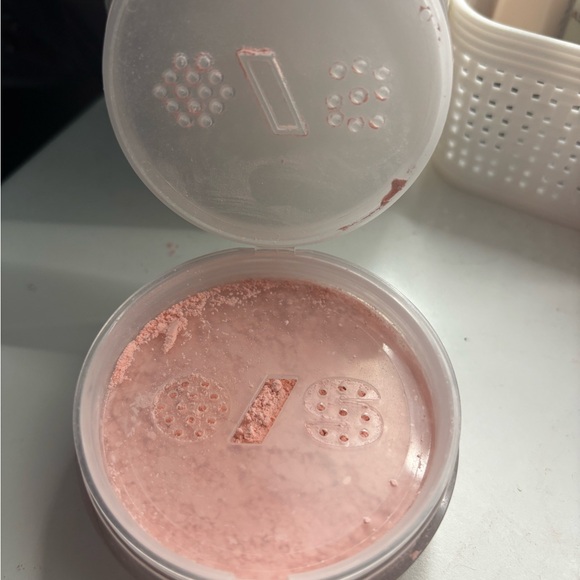 one size setting powder in ultra pink - Picture 3 of 3